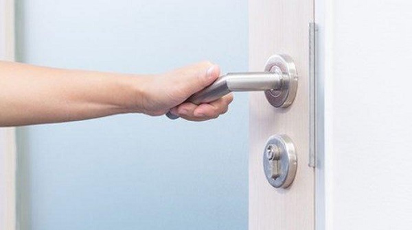 Khóa tay gạt là gì? Các loại khóa cửa tay gạt đẹp và cách thay